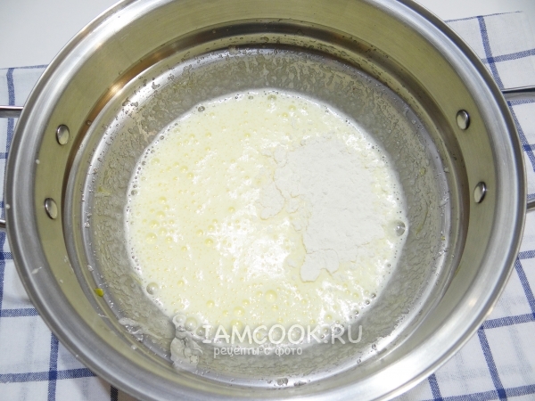 Всыпать муку к яйцам