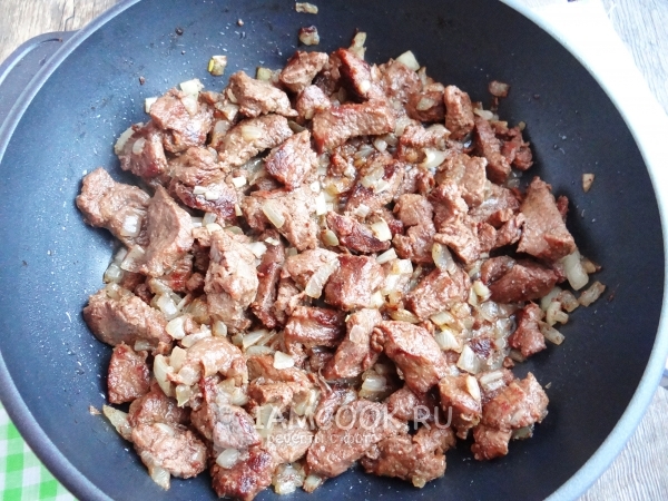 Обжарить мясо с луком