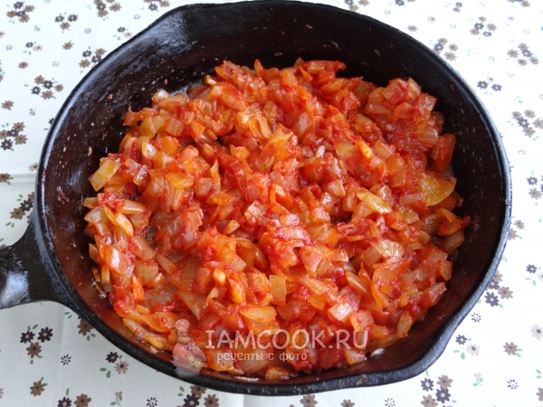 Лук с томатной пастой на сковороде