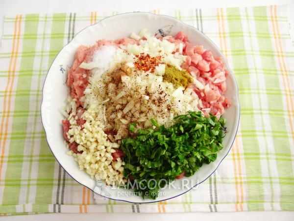 Соединили компоненты фарша