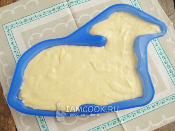 Перелить тесто в форму