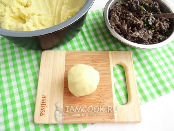 Скатать из картофельной массы шарик