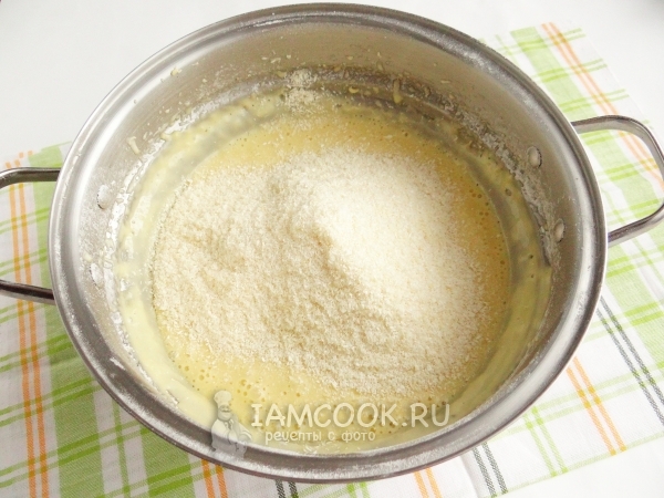 Всыпать кокосовую стружку