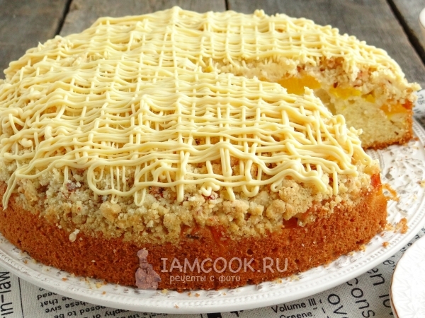 Готовый пирог с персиками и белым шоколадом