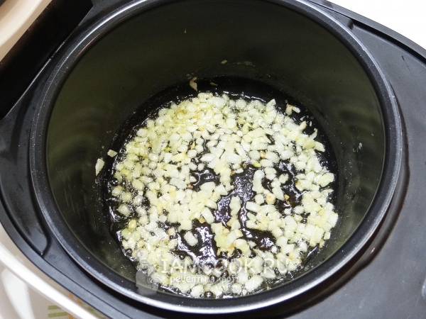 Обжарить лук