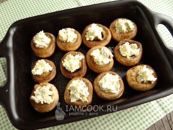 Выложили чесночное масло на шампиньоны