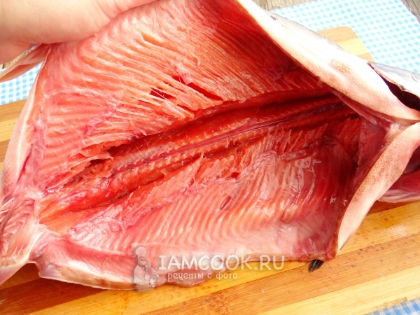 Сделать надрезы вдоль хребта