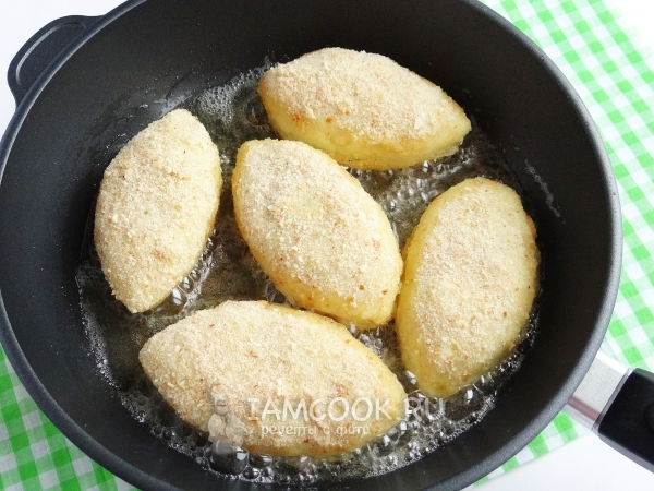 Положить пирожки на сковороду
