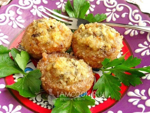 Шампиньоны, запеченные с чесноком и тимьяном, крупным планом