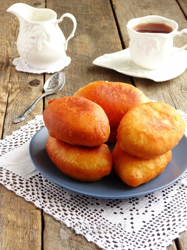 Фото жареных пирожков из дрожжевого теста с творогом на сковороде