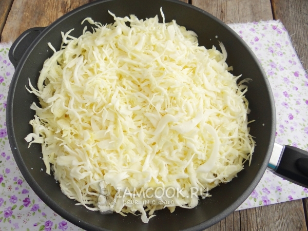 Положить на сковороду капусту