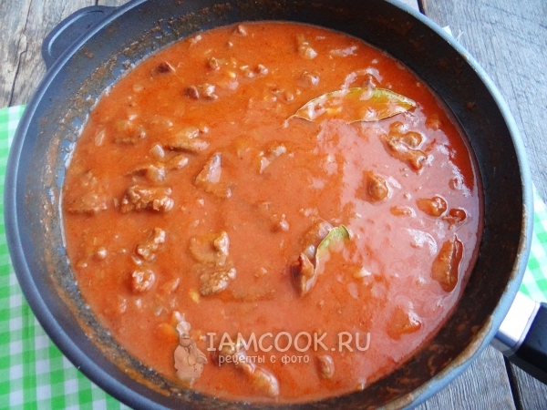 Влить воду с мукой