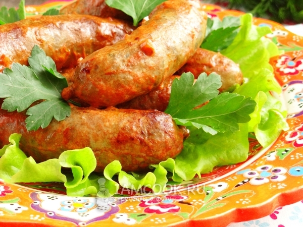 Купаты с салатом на тарелке