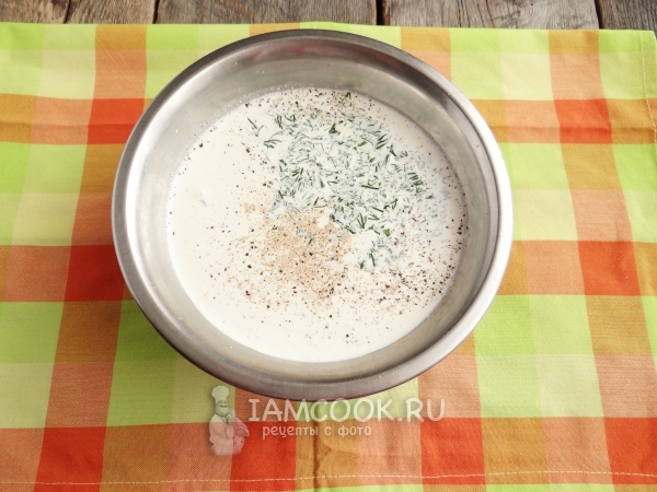 Добавить чеснок и укроп