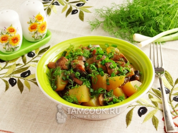Готовая тушеная картошка с грибами в мультиварке