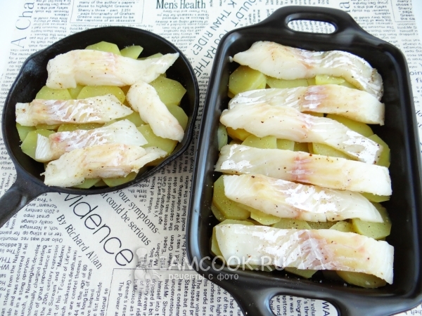 Положить на картофель рыбу