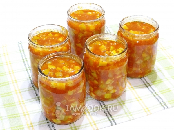 Разложить салат по банкам