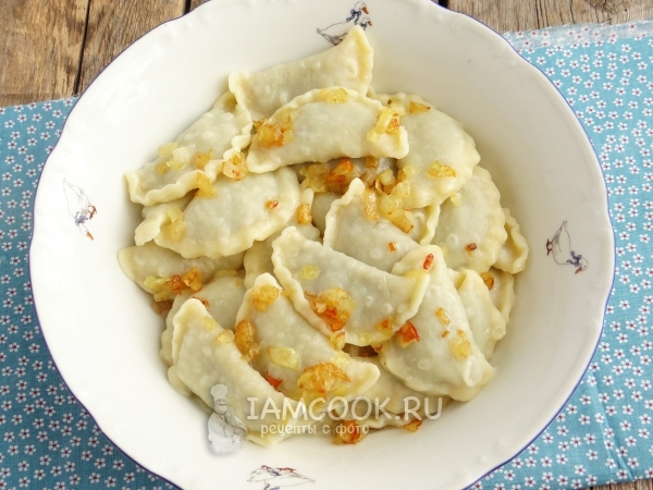 Полить вареники маслом с луком