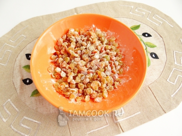 Смешать изюм с мукой