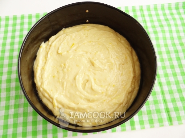 Переложить тесто в форму