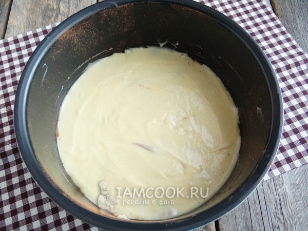 Выложить тесто и какао слоями