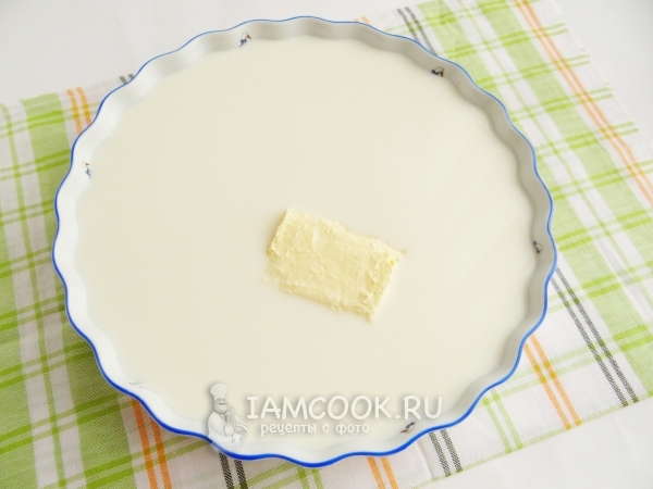 Положить кусочек сливочного масла