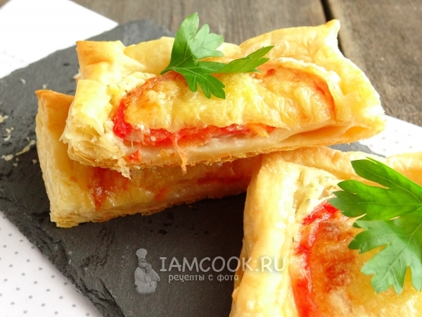 Готовые слойки с сырно-томатной начинкой