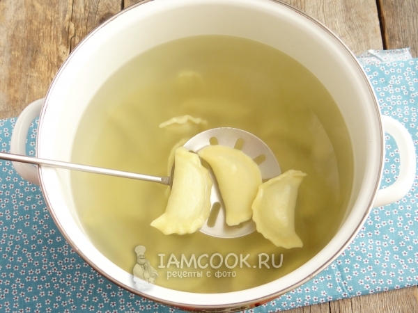 Положить вареники в воду