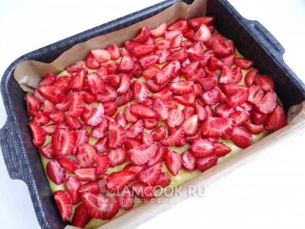 Выложить на тесто клубнику