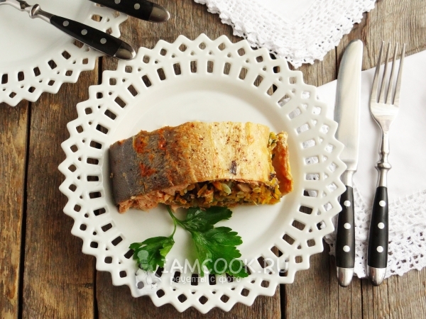 Положить рыбу на тарелку