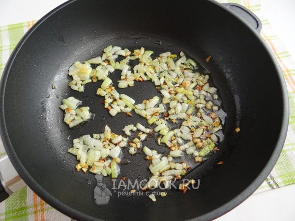 Обжарить лук