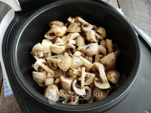 Положить грибы, соль и перец