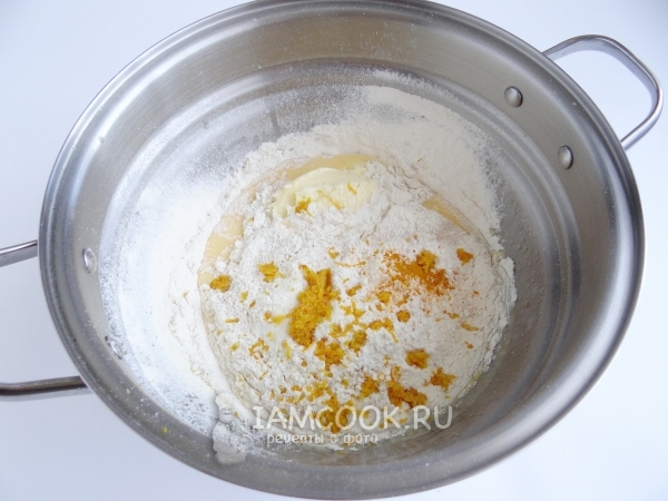 Добавить специи, муку и масло