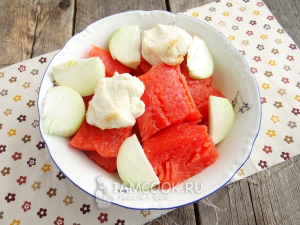 Лук, филе кеты и батон