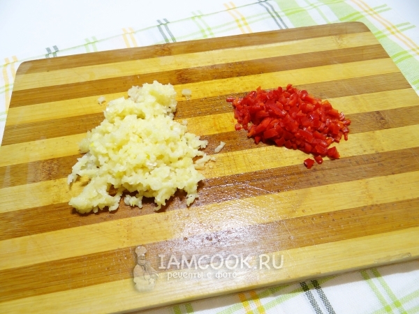 Измельчить перец и чеснок