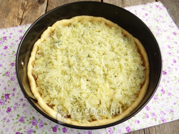 Положить тушеную капусту