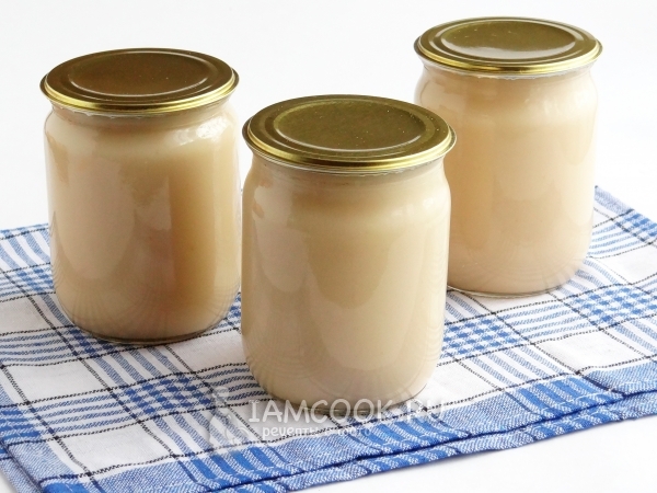 Фото готового яблочного пюре со сливками в банках