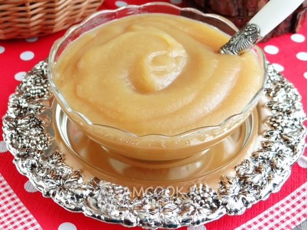 Яблочное пюре в пиалке