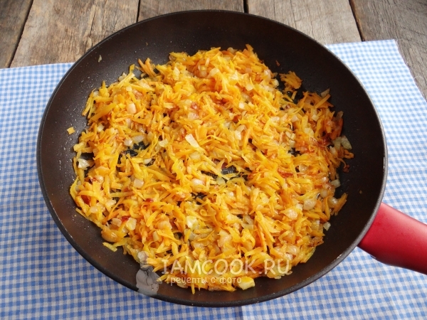 Обжарить лук с морковью