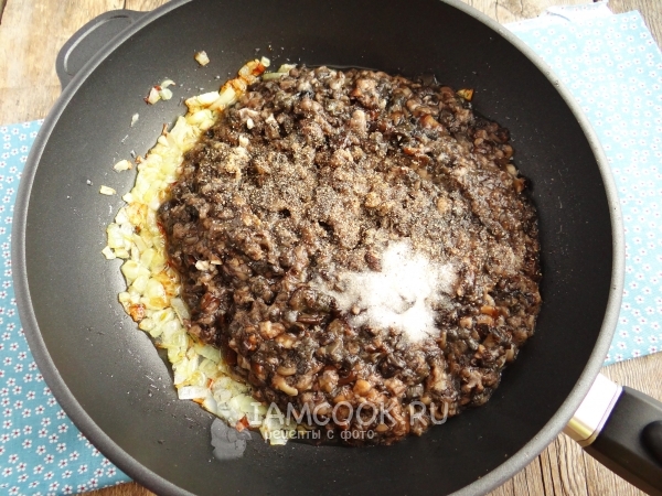 Добавить грибы, соль и перец