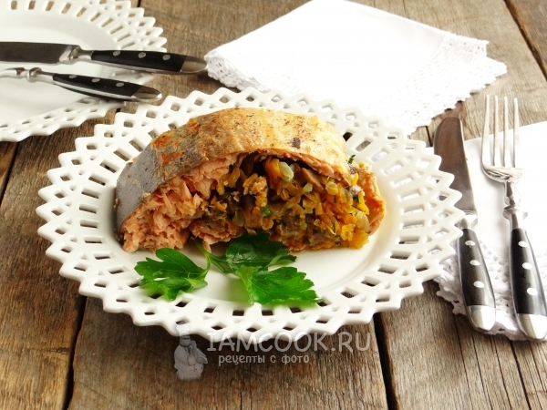 Фаршированная горбуша, запеченная в духовке целиком