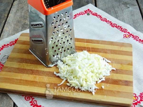 Натереть яйца