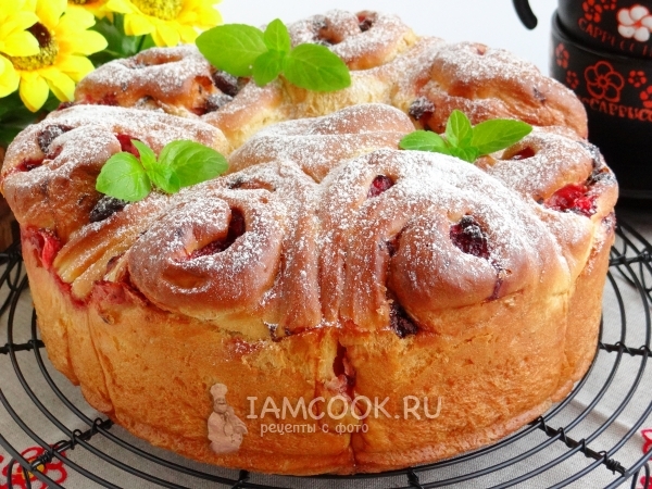 Готовый пирог с клубникой и шоколадом