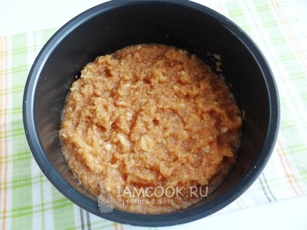 Положить яблочное пюре в мультиварку