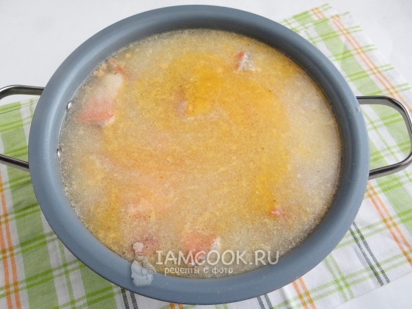 Положить обжаренные овощи