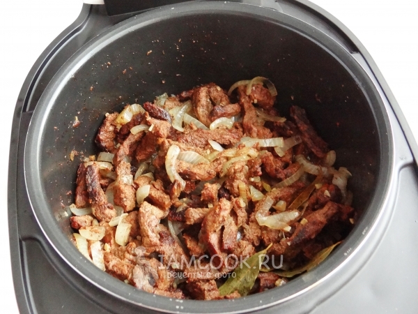 Потушить лосятину с луком