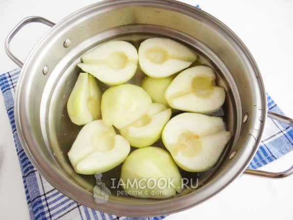 Положить груши в воду с лимонкой