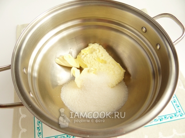 Соединить сахар с маслом
