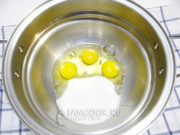 Соединить яйца с сахаром