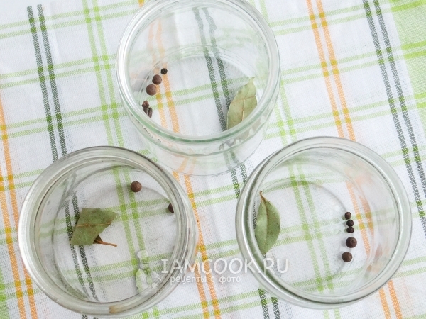 Положить в банки перец и лавровый лист